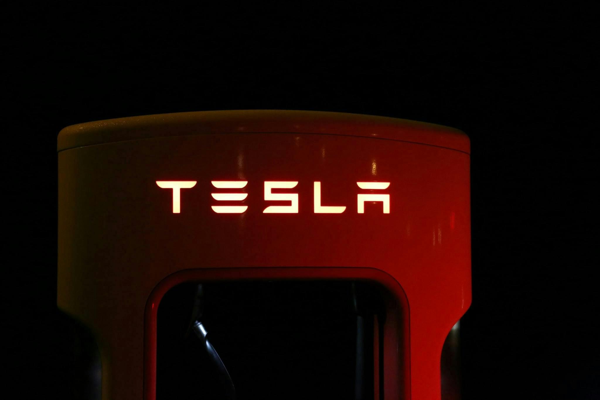 Cargador con logo tesla